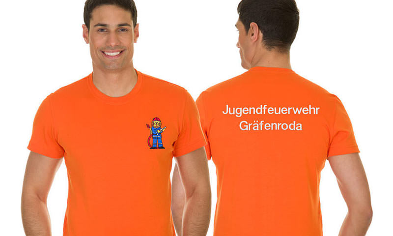 Orangefarbenes T-Shirt mit Vereinslogo von der Stickerei Stoiber.