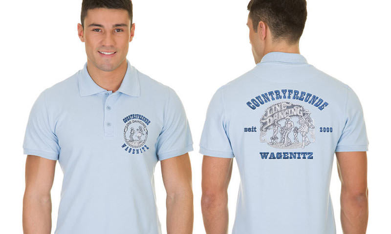 Hellblaues Polo-Shirt mit Vereinslogo von der Stickerei Stoiber.