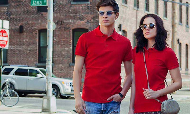 Rote Polo-Shirts für Damen und Herren von der Stickerei Stoiber.