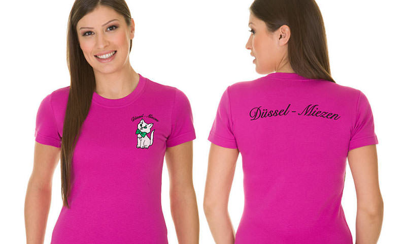 T-Shirt in der Farbe Beere mit bestickten Monogramm von der Stickerei Stoiber.