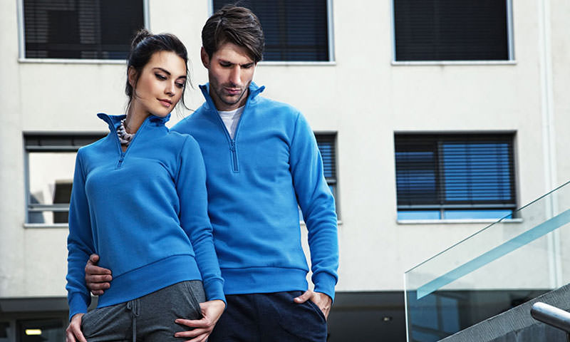 Pullover in der Farbe Azurblau für Damen und Herren von der Stickerei Stoiber.