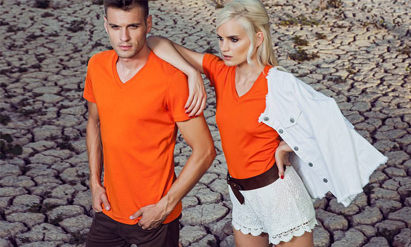 Orangefarbene T-Shirts mit V-Ausschnitt für Damen und Herren von der Stickerei Stoiber.