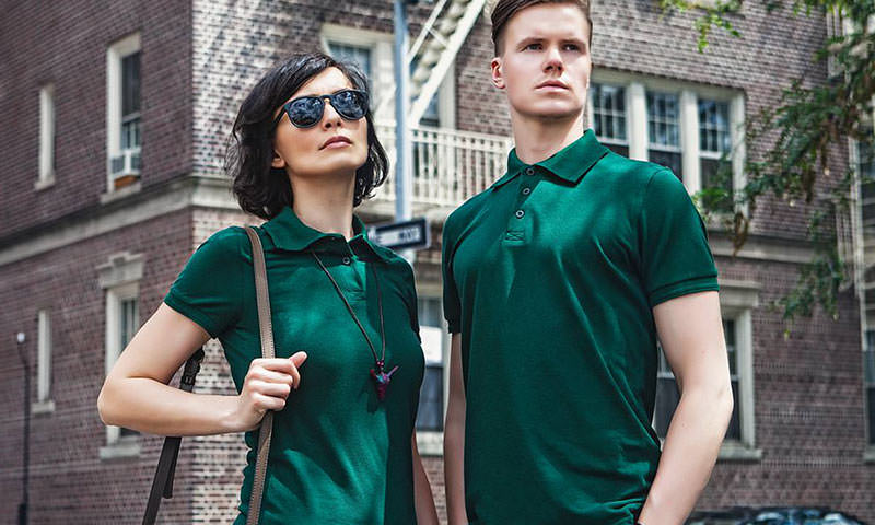 Dunkelgrüne Polo-Shirts mit Flockdruck von der Stickerei Stoiber.